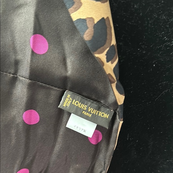 Louis Vuitton Limited Edition Leopard & Polka Dot Silk infinity Scarf with Box - Picture 5 of 5